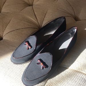 Black w/tortoise trim. Classy Traditional American version of Belgian loafer